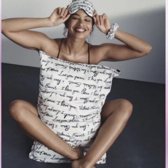 Victoria's Secret 3-Piece Satin Accessories Gift Set Pillowcase - Picture 2 of 7